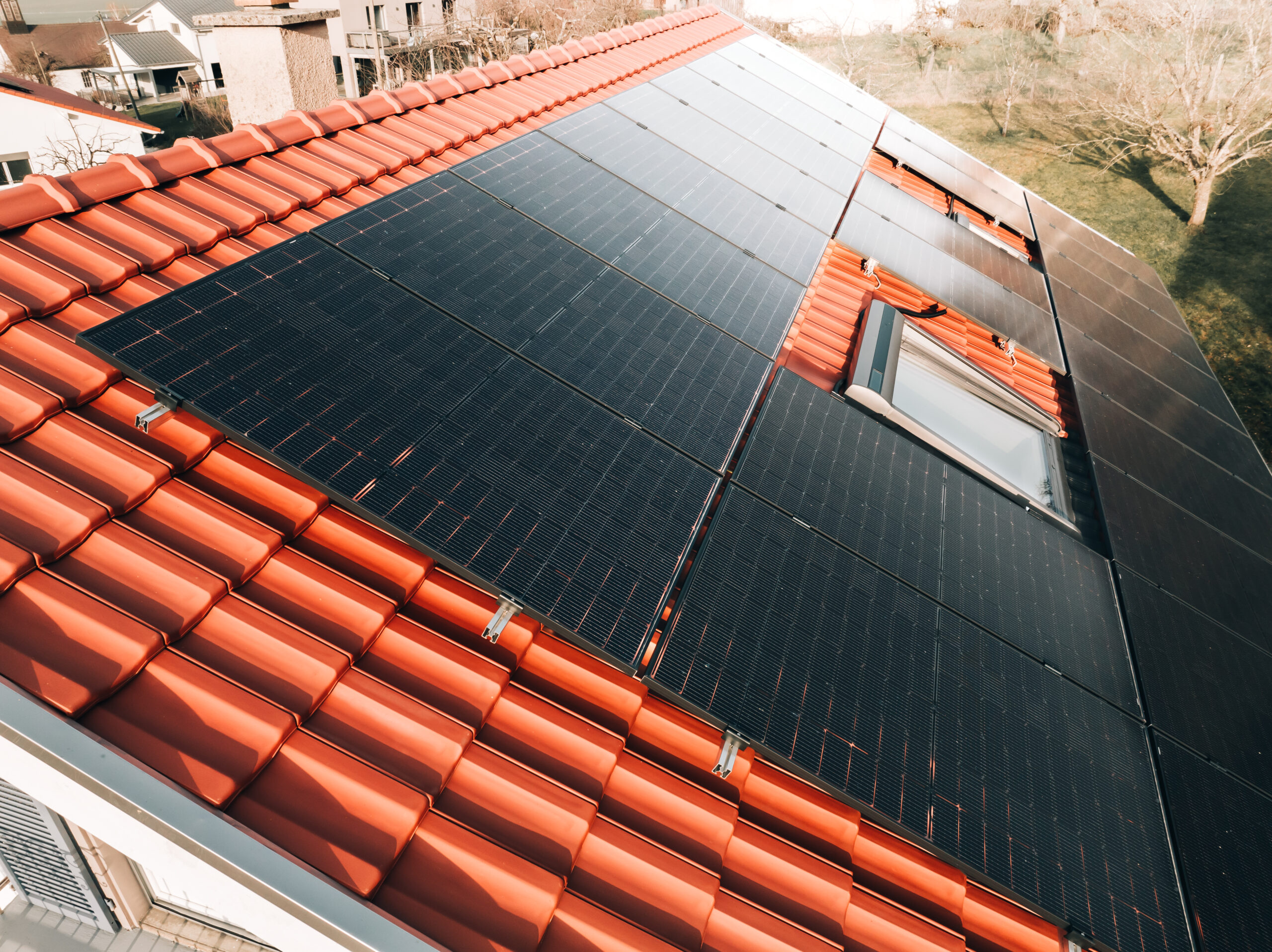 Panneaux solaires sur toiture en tuiles