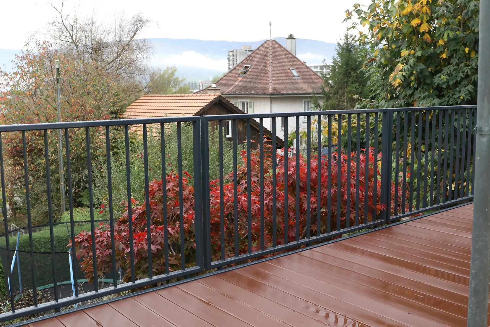 Terrasse et garde-corps métalliques
